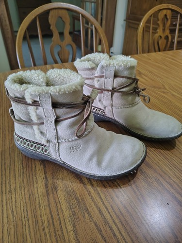 Ugg boots cream size 8 - ugg, cream,